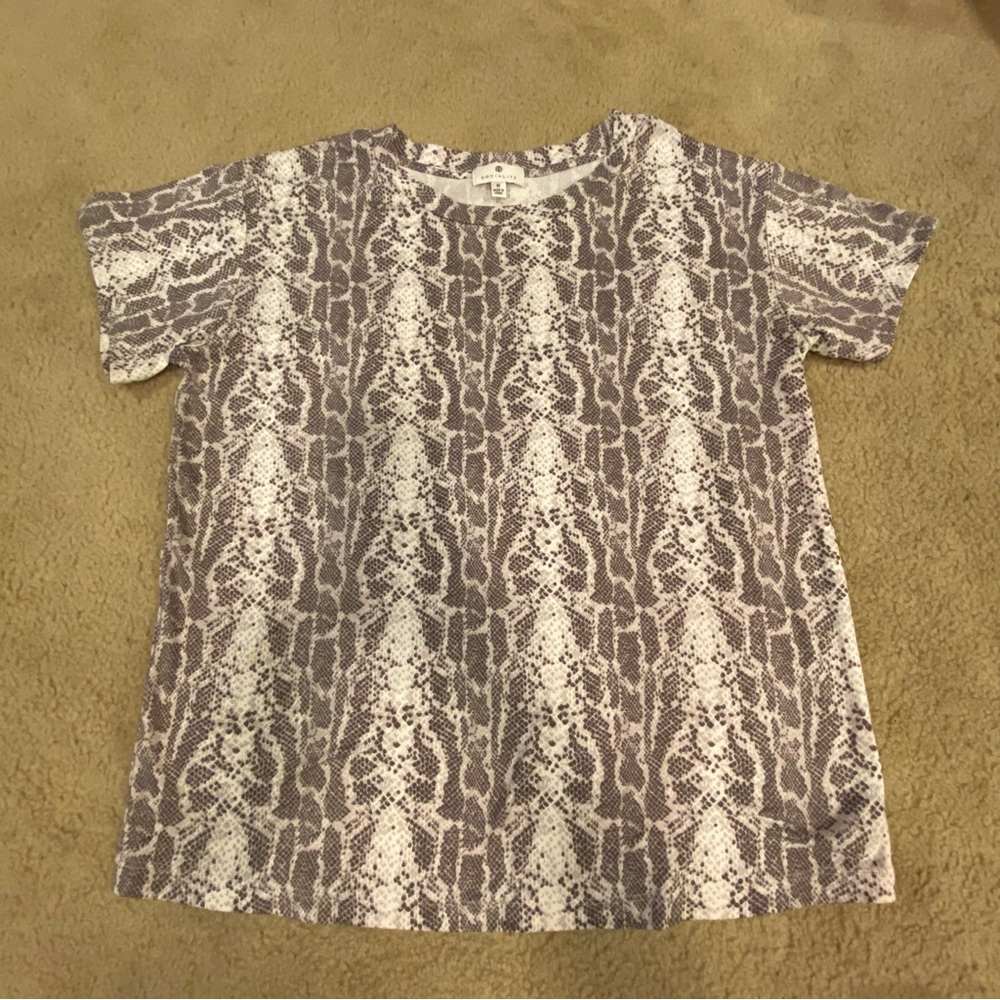 Socialite snakeskin print white and gray women’s size medium short sleeve
